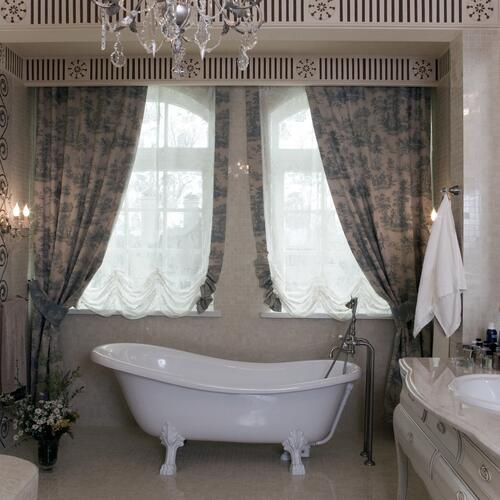 Элитные шторы в ванной в загородном доме